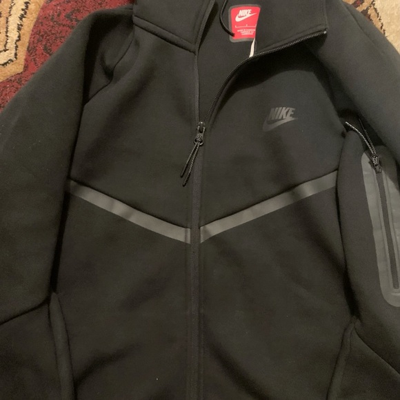 Nike Tech Fleece - Picture 2 of 5